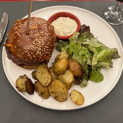 Maison Baumo - Burger - with tartar sauce.