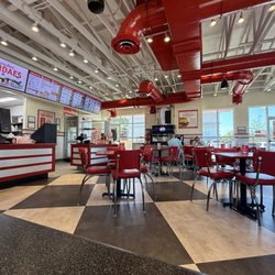Freddy's Frozen Custard & Steakburgers - Dining area