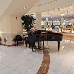 Eden Prairie Center - Pianist at Von Maur