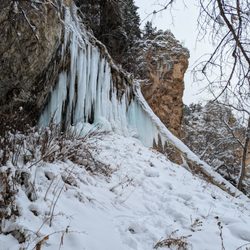 Rifle Mountain Park - Ice Caves | Instagram: @telephonesmoothie