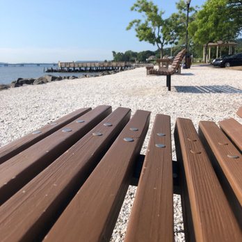 Memorial Park - Benches and pick nick tables along the water - Community Centers Near Me - Nyack, New York
