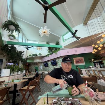 Huddy's At The Beach - Perfect timing. Not yet crowded. - New American Near Me - Hermosa Beach, California