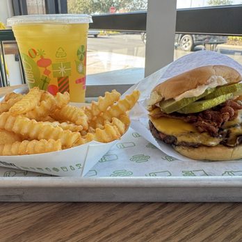 Shake Shack Waterford Lakes - Fast Food Near Me - Orlando, Florida