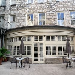 Menger Hotel - Courtyard area