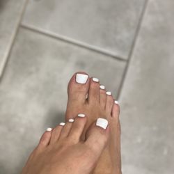 209 Nails Lounge - White toes