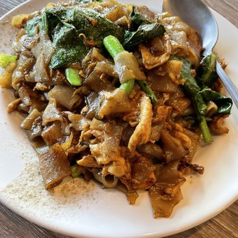 Baby Elephant Thai Cuisine - Pad See Ew chicken - Thai Near Me - Walnut, California