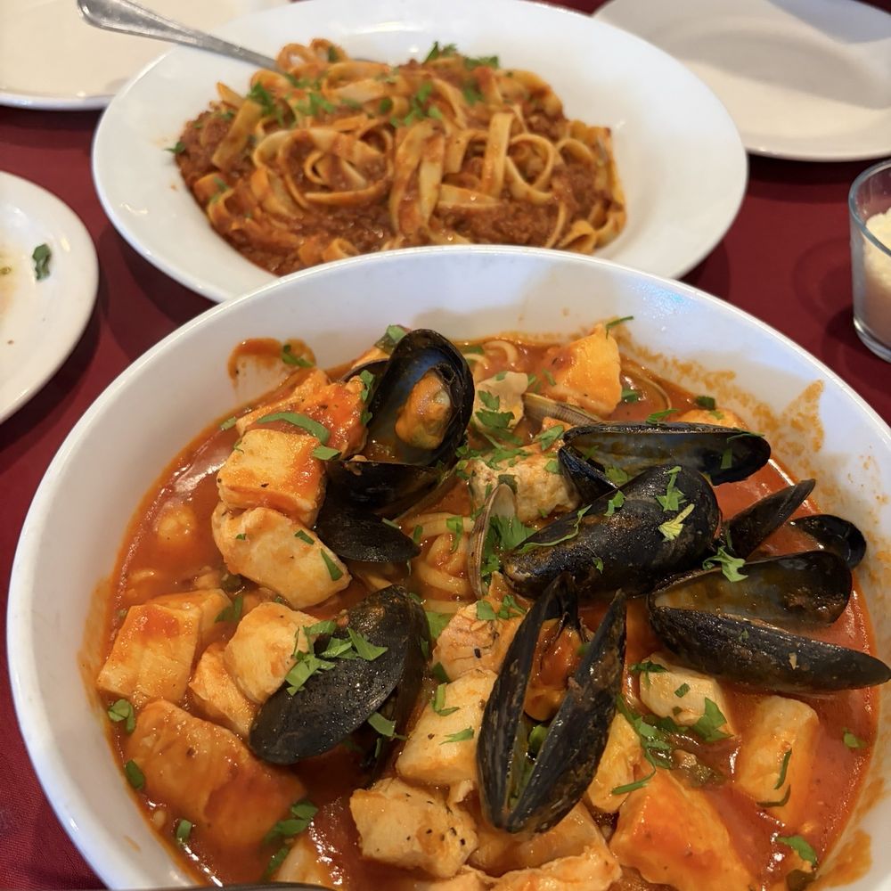 Barolo Cafe - fettuccine bolognese, cioppino-like pasta - Italian Near Me - Tustin, California Barolo Cafe - fettuccine bolognese, cioppino-like pasta - Italian Near Me - Tustin, California