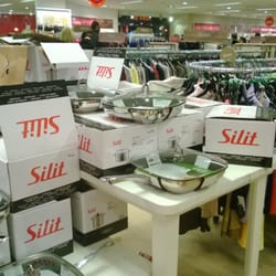 TK Maxx - Kochtöpfe mitten in der Klamottenabteilung... typisch vom herrschenden Chaos in diesem Laden