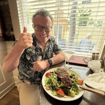 Murphy's Bar & Grill - Kiwi Billy and a steak salad - Irish Pub Near Me - Honolulu, Hawaii