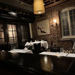 Shoemaker's Restaurant - Shoemaker's interior is quite nice with open beam ceiling and exposed heat ducts just like at home.