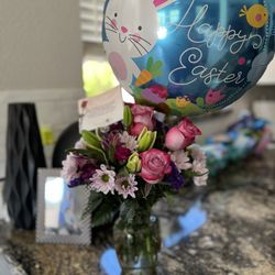 La Ocasion Flower Shop - The BIRTHDAY bouquet I got, complete with a Happy Easter balloon