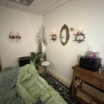 LymphGlo - Bed and beautiful decor. Done by the owner herself. - Body Contouring Near Me - Newport Beach, California