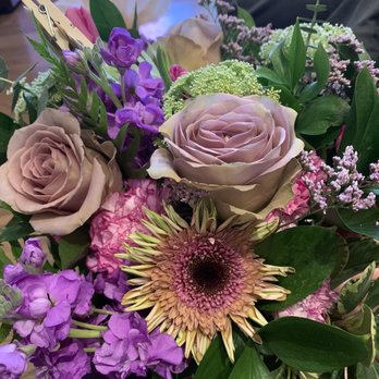 [ fLo rE sta ] - Absolutely gorgeous bouquet made completely my florist suggestions!  Stunning!! - Florists Near Me - Long Island City, New York