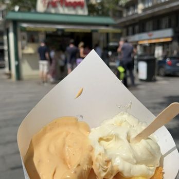 Frit Flagey - Enjoying on the bench - Ixelles, BRU