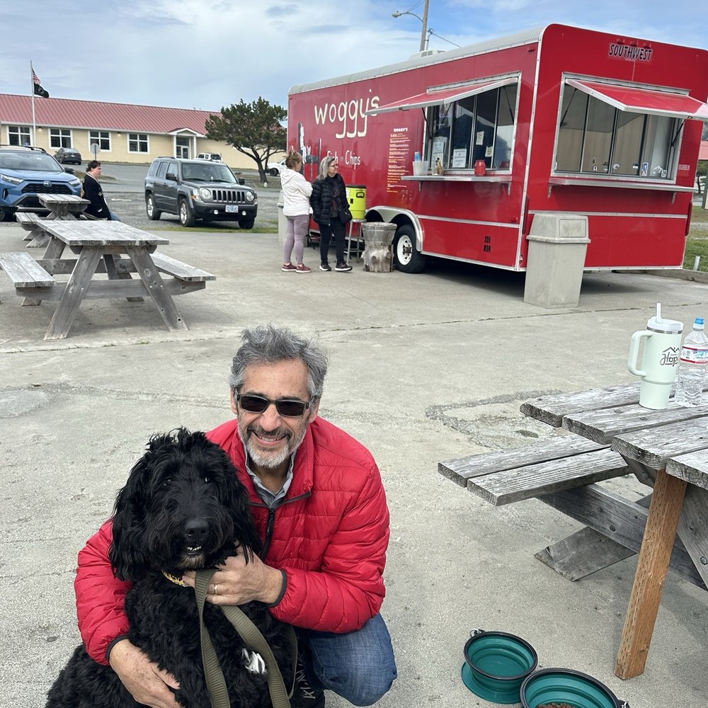 Casual, picnic vibe. Enjoyed the wait with our pup who ate his food while we ate ours. :-)