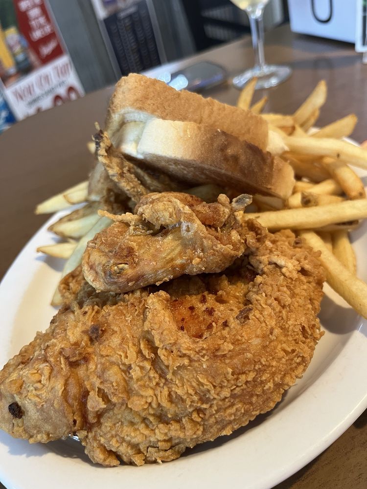 40 Club Restaurant & Bar Logo