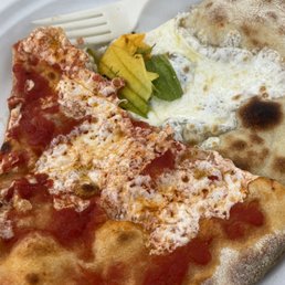 Margherita and fior di zucchine (without anchovies) pizza
