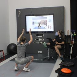 Msquash Sono - Dr. Nicole Powers, our DPT working with a player on our D-Wall.