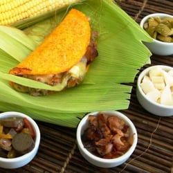 Arepa Colombiana - Arepa recheada de frango, queijo, e aceitonas