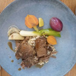 L'Oeuf de Coq - Paleron braisé à la bière, carottes et orge perlé