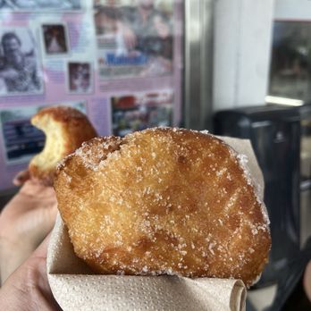 Leonard's Bakery - Malasadas - Bakeries Near Me - Honolulu, Hawaii