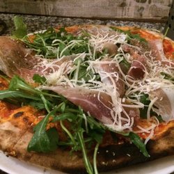 Pizzeria Il Futuro - Pizza mit Rucola, Parmaschinken & Parmesan