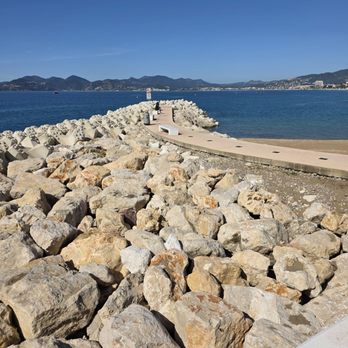 Port de Cannes - An observation point from the Jette Joseph Baker as we're walking from the port - Landmarks & Historical Buildings Near Me - Cannes, 01