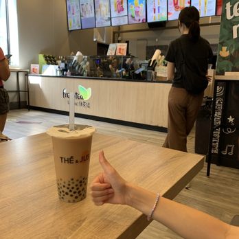 Presotea - a person giving a thumbs up - Bubble Tea Near Me - Montreal, Quebec