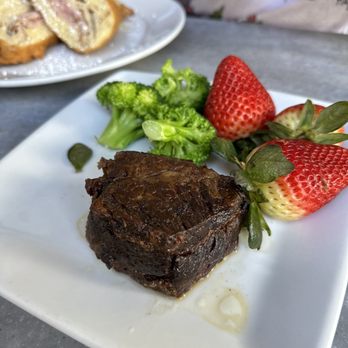 Cafe Orleans - Kids plate: Roast beef / Brocolli and Strawberries - Cajun/Creole Near Me - Anaheim, California
