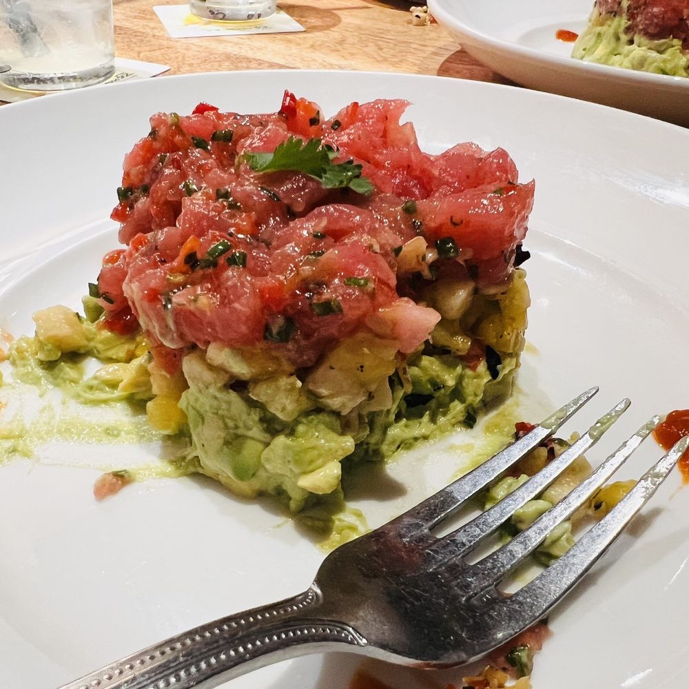 Tuna tartare starter-- FABULOUS!!! Unseen crackers come alongside to be used as a utensil. Tuna tartare starter-- FABULOUS!!! Unseen crackers come alongside to be used as a utensil.