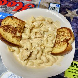 Hooch & Sixteen's - Cajun chicken alfredo w/ garlic bread