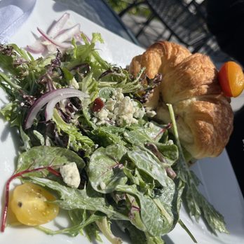 3 Rivers Grill - Chicken sandwich & salad - American Near Me - Hood River, Oregon