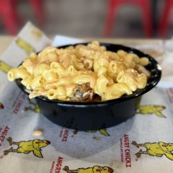 Angry Chickz - Angry Mac, chicken & fries underneath