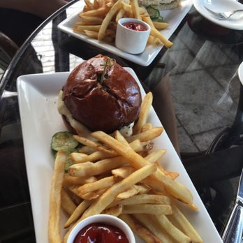 Hershey Grill - On a Saturday afternoon in September - lunch! - American Near Me - Hershey, Pennsylvania