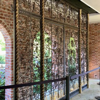 Greenwood Gardens - Stunning divider. - Botanical Gardens Near Me - Short Hills, New Jersey