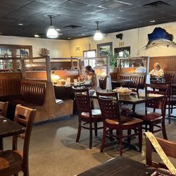 Ernie's Seafood Restaurant - Nice inviting dining area.