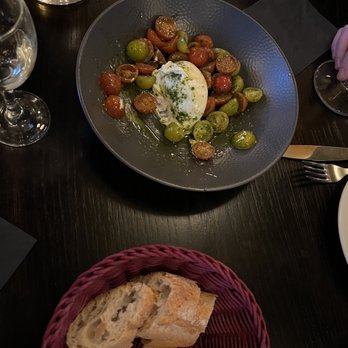 La Contrescarpe - Tomato Buratta - Bars Near Me - Paris, 75 La Contrescarpe - Tomato Buratta - Bars Near Me - Paris, 75