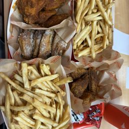 15 piece for two combo (hot honey, garlic parmesan, and Mardi Gras)