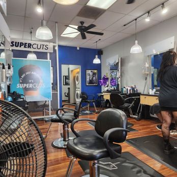 Supercuts - Waiting area - Hair Salons Near Me - CHINO, California
