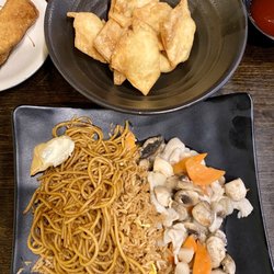 Nikki Asian Bistro - 38. Moo Goo Gai Pan with half rice & half lo mein noodles. Crab Rangoon also in the picture.