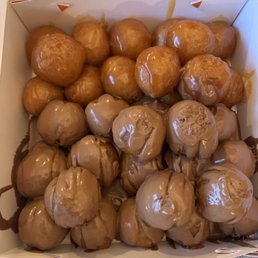 We had salty caramel and chocolat noisette, i thiugh there might have been noisette sprinkled on top We had salty caramel and chocolat noisette, i thiugh there might have been noisette sprinkled on top