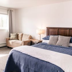Alaska Frontier Inn - Deluxe Queen Suite w/ walk-in stocked kitchen