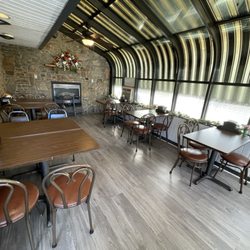 Gino's Pizza of Ligonier - Dining area