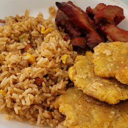 Rica China - Arroz chino, costillas ahumados y tostones con ajo.