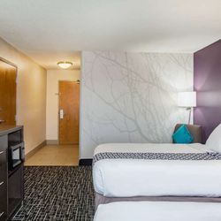 La Quinta by Wyndham Pontoon Beach - Guest room