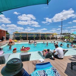 El Segundo Swim Club - Pool and lounge chairs