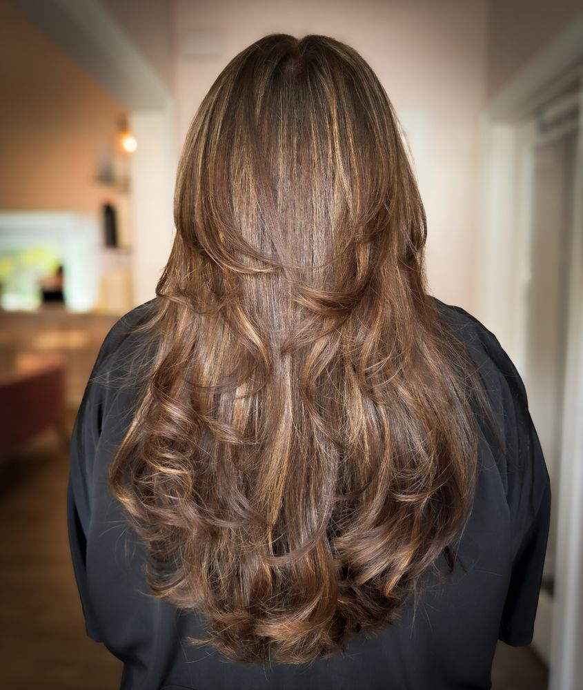 Moss & Black Salon And Spa Logo