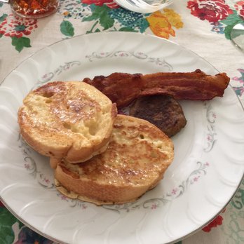 Pillow Street Bed and Breakfast - One of our delicious breakfasts! French toast and bacon. - Bed & Breakfast Near Me - Clifton, Tennessee Pillow Street Bed and Breakfast - One of our delicious breakfasts! French toast and bacon. - Bed & Breakfast Near Me - Clifton, Tennessee