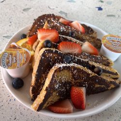 Hook'd USVI - French toast with berries
