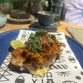 Cuaxiote - Mollete de cochinita pibil - Signature Cuisine Near Me - Comala, COL